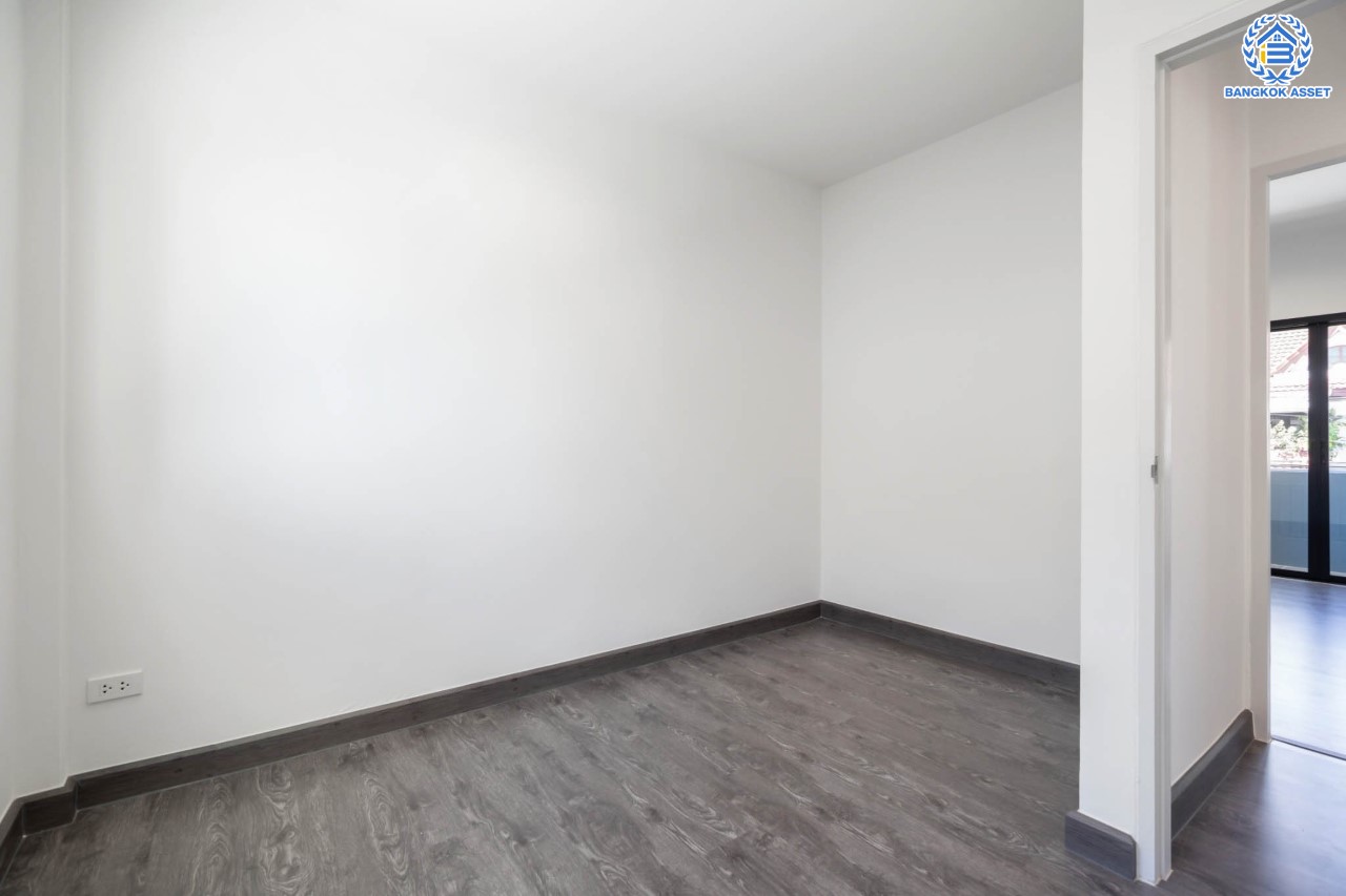 บ้านมือสองตกแต่งใหม่ หน้าโครงการติดรถไฟฟ้า "สถานีไทรม้า"!! หลังมุม ม.ซื่อตรง พระนั่งเกล้า-ท่าอิฐ ทาวน์เฮ้าส์ หลังใหญ่ระดับบ้านแฝด เนื้อที่ 34 ตร.ว. ฟังก์ชัน 3 ห้องนอน 2 ห้องน้ำ 1 ที่จอดรถ ทำเลใกล้ เซ็นทรัลรัตนาธิเบศร์ และทางด่วน "งามวงศ์วาน"